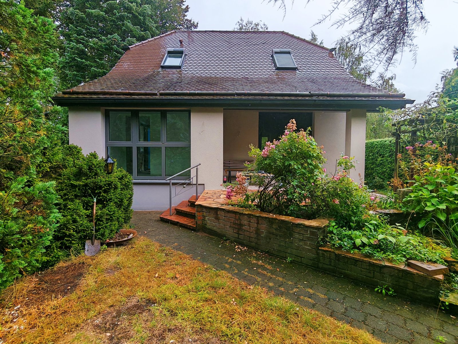 Haus hinten mit Terrasse