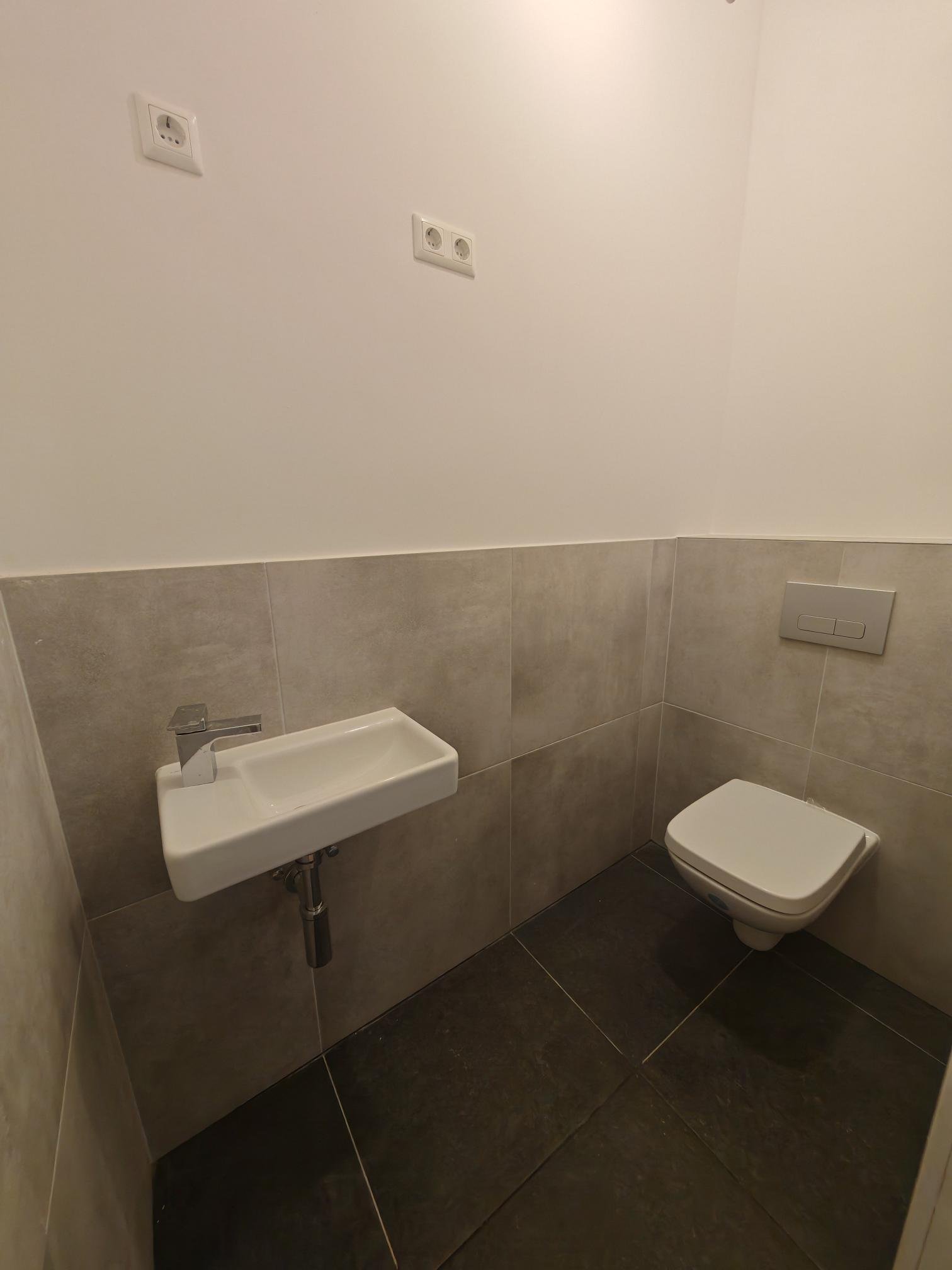 separates WC mit Handwaschbecken separates WC mit Handwaschbecken