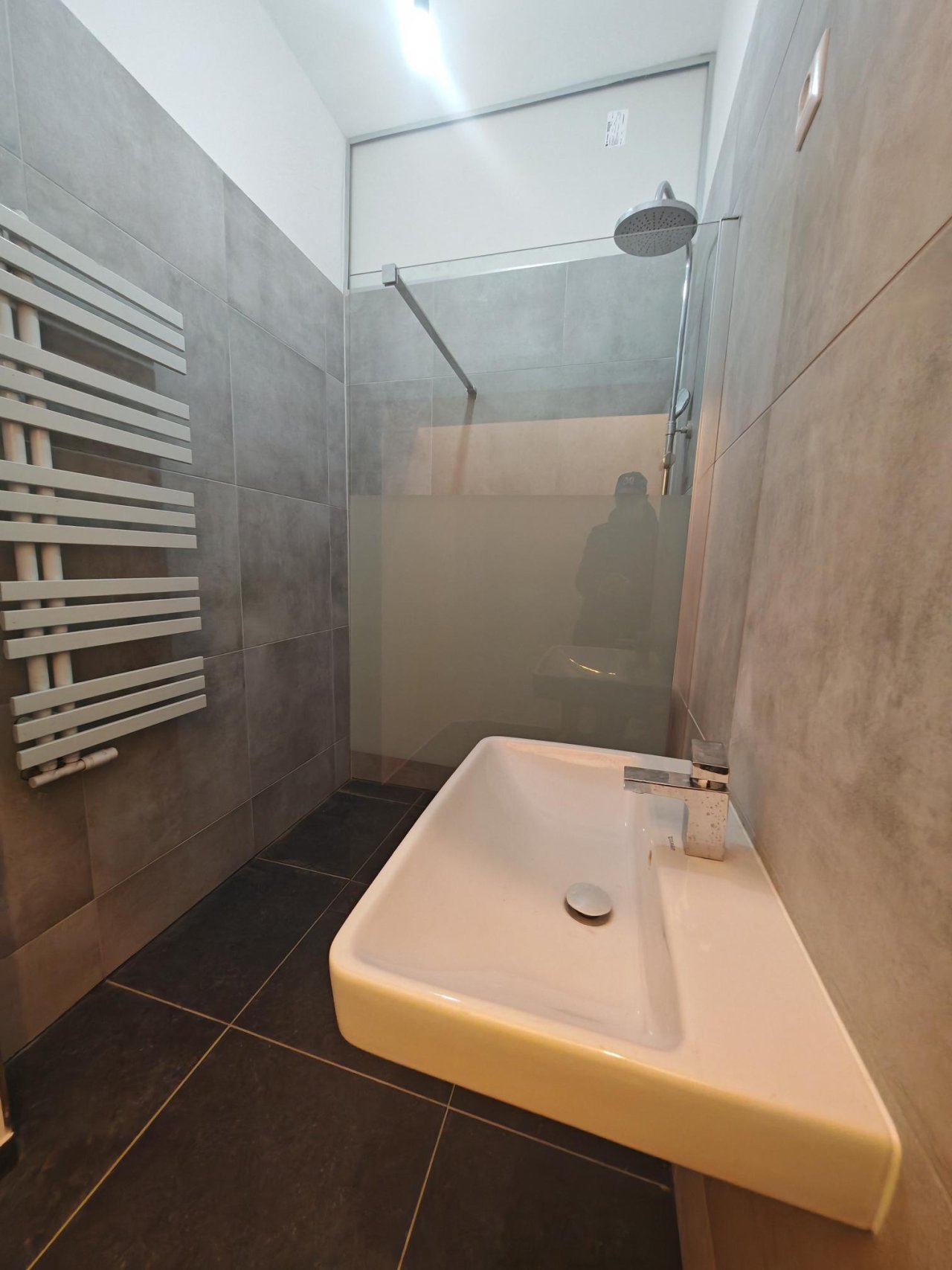 Duschbad mit bodengleicher Dusche, großem Waschtisch und Handtuchheizkörper Duschbad mit bodengleicher Dusche, großem Waschtisch und Handtuchheizkörper