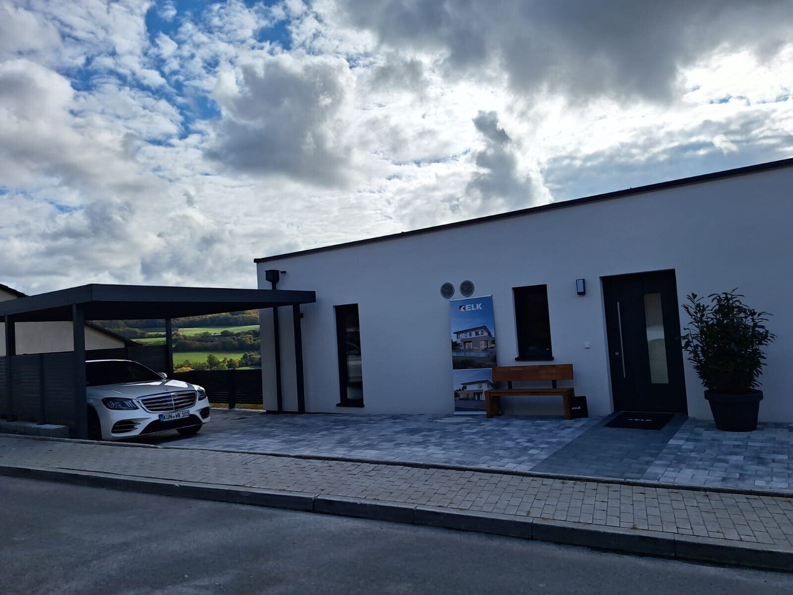 Bild Eingan mit Auto Bild Eingan mit Auto